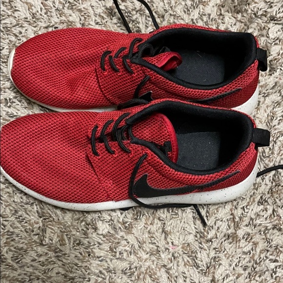 Youth sized Red Nike Rosche - Picture 2 of 2